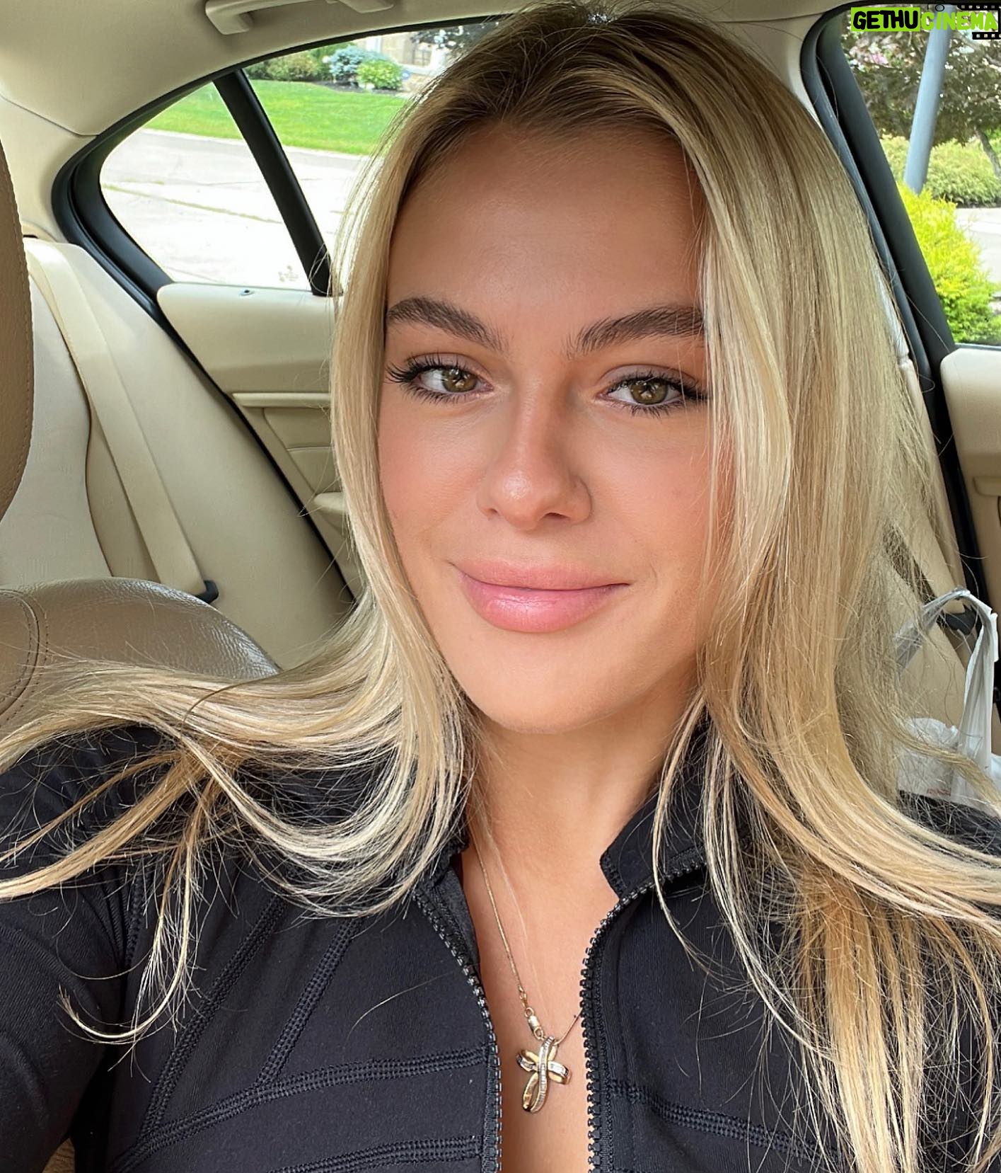 Isabella Alexander - 5K Likes - happy Wednesday 🤩