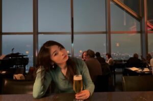 Isabella Chan Instagram - 我哋三個就係咁坐左係到沉醉喺自己嘅emo世界，我內心響起左一首好MK嘅歌，但係因為太MK，所以我會淨係話俾自己知，多謝 🧚🏻‍♀️ 
(Anyway，我有一刻覺得自己係凌霄閣，對唔字 我真係一個氣氛破壞王拜拜)