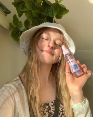 Isabella Crovetti Instagram - This is the face of someone who already used up half the products in less than a week😌🌸TYYY @thecremeshop these are adorable🥲💐🌱 @platformprteam #thecremeshop #bts #products #makeup #kpop