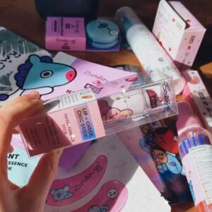 Isabella Crovetti Instagram - This is the face of someone who already used up half the products in less than a week😌🌸TYYY @thecremeshop these are adorable🥲💐🌱 @platformprteam #thecremeshop #bts #products #makeup #kpop