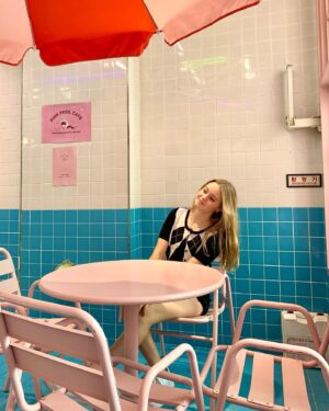Isabella Crovetti Instagram - I know I’m late but thank you guys for over 100k🥺❤️
••••••••••
#korea #koreacafe #koreancafe #seoul #pinkpoolcafe #poolcafe #stylenanda #stylenadapinkpoolcafe #poolcafe