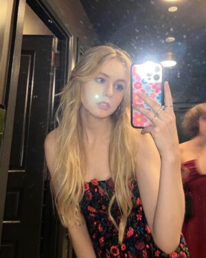 Isabella Crovetti Instagram - Normal bathroom things 
✨
✨
#nyc #newyork #flash #light #fashion #fancy #dress #bathroom #restroom #bathroompic #mirror #mirrorselfie #girls #sisters #manhattan #newyork #premier #fashion #fancy #fancydress