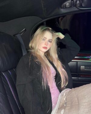 Isabella Crovetti Instagram - Don’t need a Valentine’s when u have a limo💌❤️

#Valentine #Valentines #Valentine’sDay #Valentine’sDay #limo #pink #Blonde #BlondeHair #flash #Photo #Lighting #flashphotography