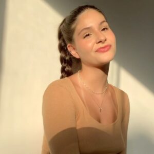 Isabella Koppel Instagram - It's your golden hour✨✨
~~~~~~
Voltei com os vídeos cantando que vocês tanto me pedem🫶🏻😍 Escreve aí para mim qual a próxima música que você quer que eu cante!! #goldenhour #singer #singing #cantora #explorar