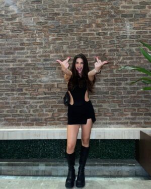 Isabella Koppel Instagram - back to black🐈‍⬛🖤