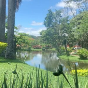 Isabella Koppel Instagram - Dump de um final de semana incrível aqui no @hotelrochedo 💚🐄 Sou apaixonada por esse lugar desde pequena e comemorar meus 18 anos aqui foi maravilhoso!! Me sinto conectada com a natureza, me divirto abeça com galera da animação (e põe animação nisso hahaha) e o hotel é lindo demais🌼✨ Obrigada por me receber de braços abertos e tornar meu aniversário o melhor🥹🫶🏻
