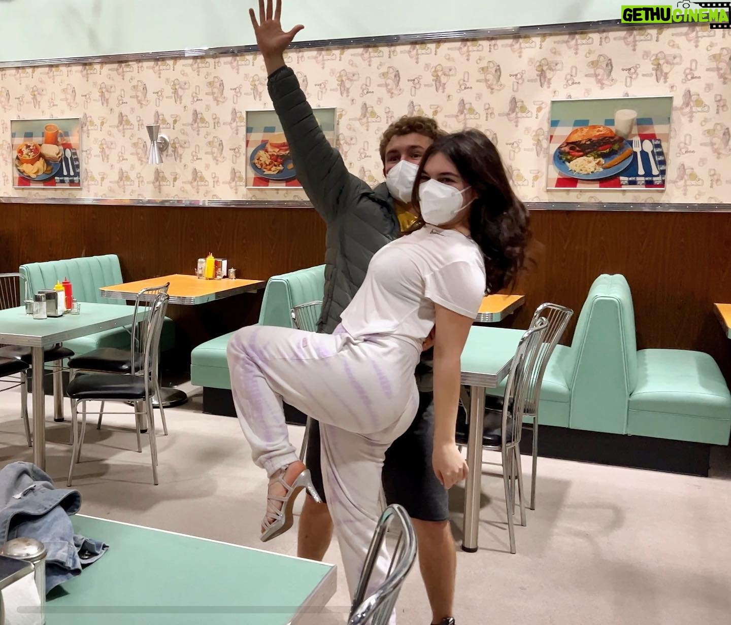 Isabella G贸mez Instagram - Carmen鈥檚 first day in 1980 something Jenkintown is tonight on @thegoldbergsabc #BTS 馃槣馃挍