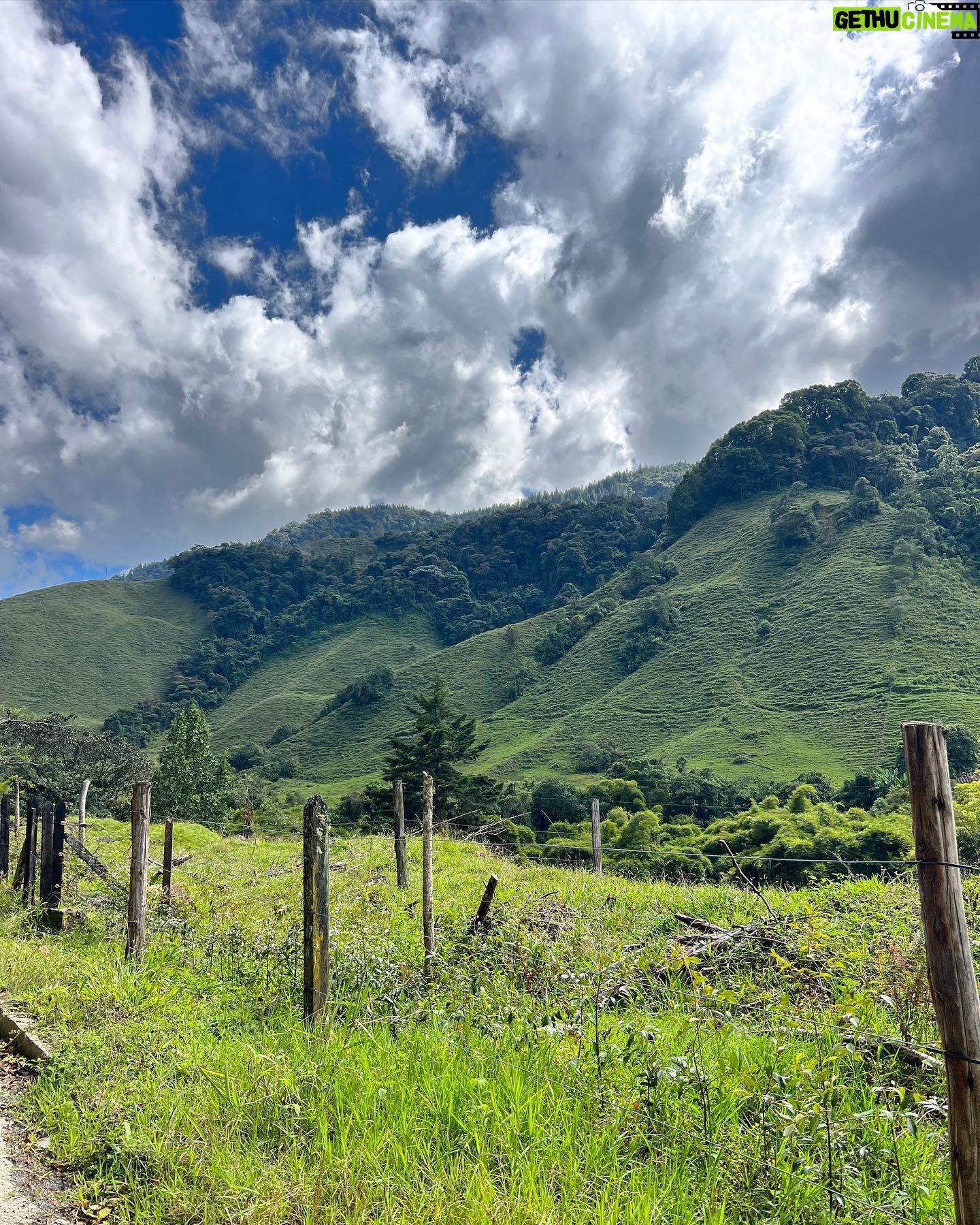 Isabella Gómez Instagram - Jardín es un pedacito del cielo en la tierra 💐