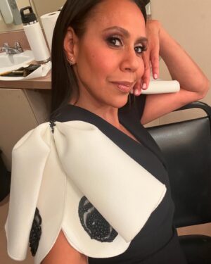 Isabelle Racicot Instagram - J’ai choisi des entreprises canadiennes pour l’animation de #ggawards ( gala de la Gouverneure Générale pour les arts et spectacles) :
 Robe: @claudette_floyd 
Bijoux : @ecksand 
Souliers: @aldo_shoes 

Et ma mise en beauté, the usual suspects: @etiberger et @sabrinecadieux  et stylisme : @ericagervais_stylist 

Merci aux @ggpaa_pggas de me faire vivre ça encore une fois!!!