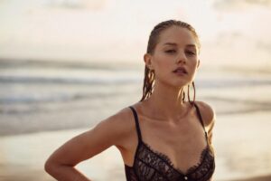 Isabelle Cornish Instagram - Sunrise @lynden_foss
