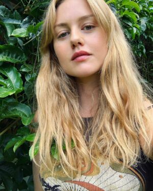 Isabelle Cornish Instagram - Meditate 🧘‍♀️ 
Adopt an attitude of gratitude 🙏 
Check in with yo self 📝
Educate 🔑
Tune in to the wisdom mind 🌈
Create ❤️