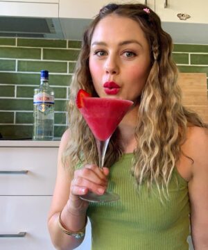 Isabelle Cornish Instagram - #ad The weather is heating up, so I thought I would share some of my favourite Mocktail recipes using @gordonsginau 0.0% Alcohol Free!
 
Sassy Strawberry 🍓 
-  2 cups frozen strawberries 
-  3 tbsp fresh lime Juice
-  1 squeeze Stevia liquid
 (sweetener optional) 
-  100ml Gordons 0.0% Alcohol Free
-  ¼ cup water
 
Add all ingredients into a blender and blend until desired consistency. If you want it thicker, add some more frozen fruit, to thin it, add more water.
 
Second favourite would have to be my cucumber cocktail, going to be making this over the weekend!

 🥒 
Cool as a cucumber 
-  1 cucumber 
-  1 inch grated fresh ginger
-  2 tbsp lemon juice
-  100ml Gordons 0.0% Alcohol Free
-  1 cup ice 
-  2 cup soda water 
-  6-8 fresh mint leaves 
 
Blend cucumber with 4 mint leaves, grated ginger, Gordon’s 0.0% Alcohol Free and lemon juice. Pour liquid into mocktail shaker (jar works great too). Add ice and shake. Serve in a glass and add remaining mint leaves to the top!
 
#drinkresponsibly #gordonsgin