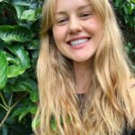 Isabelle Cornish Instagram - Meditate 🧘‍♀️ Adopt an attitude of gratitude 🙏 Check in with yo self 📝 Educate 🔑 Tune in to the wisdom mind 🌈 Create ❤️