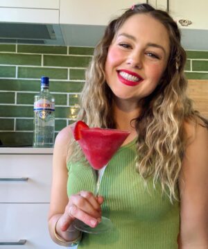 Isabelle Cornish Instagram - #ad The weather is heating up, so I thought I would share some of my favourite Mocktail recipes using @gordonsginau 0.0% Alcohol Free!
 
Sassy Strawberry 🍓 
-  2 cups frozen strawberries 
-  3 tbsp fresh lime Juice
-  1 squeeze Stevia liquid
 (sweetener optional) 
-  100ml Gordons 0.0% Alcohol Free
-  ¼ cup water
 
Add all ingredients into a blender and blend until desired consistency. If you want it thicker, add some more frozen fruit, to thin it, add more water.
 
Second favourite would have to be my cucumber cocktail, going to be making this over the weekend!

 🥒 
Cool as a cucumber 
-  1 cucumber 
-  1 inch grated fresh ginger
-  2 tbsp lemon juice
-  100ml Gordons 0.0% Alcohol Free
-  1 cup ice 
-  2 cup soda water 
-  6-8 fresh mint leaves 
 
Blend cucumber with 4 mint leaves, grated ginger, Gordon’s 0.0% Alcohol Free and lemon juice. Pour liquid into mocktail shaker (jar works great too). Add ice and shake. Serve in a glass and add remaining mint leaves to the top!
 
#drinkresponsibly #gordonsgin