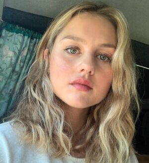 Isabelle Cornish Instagram - ⭐️⭐️⭐️⭐️⭐️