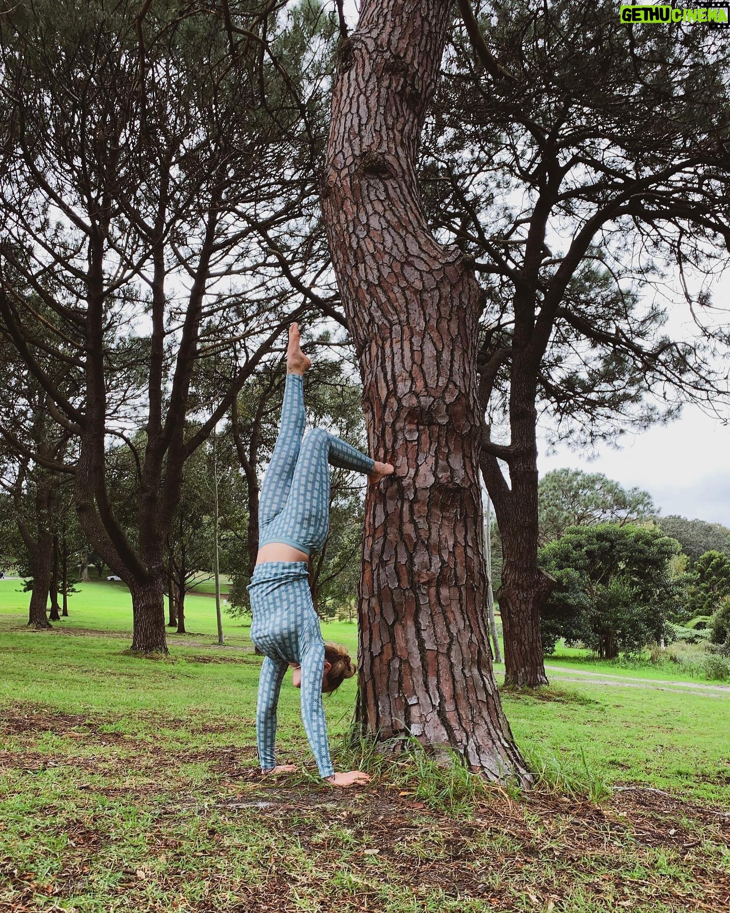 Isabelle Cornish Instagram - It's Plastic Free July! Have you been taking part in the Challenge? I try to minimise my plastic use all year round but #plasicfreejuly is always my fav time to commit to the challenge and hustle on prioritising my healthy habits by saying no to plastic. Plastic isn’t just in the typical products we buy but also in the clothes we wear! Plastic materials, such as nylon and polyester, are used in some clothing and these synthetics are released as microplastics into our waterways when washed. This contributes up to 35% of the primary plastic polluting our oceans 😯 The best thing you can do is #movetonatural by choosing brands that don't use plastic in their clothing. I'm wearing @icebreakernz 100% merino head to toe, meaning everything is made from 100% natural fibres 😍 #icebreakernz #ICxIcebreaker