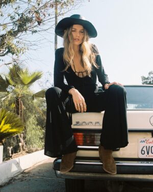 Isabelle Cornish Instagram - I bought this car from the side of a road when I was living in LA for $500, she took me all over LA, to many castings and canyons. Eventually I sold the car to a Byron bay woman who was on a trip across America looking for her missing daughter. 🙏 small world.