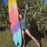 Isabelle Cornish Instagram - Post surf beverage 🙃🙃 #ad Super stoked that there is a 0.0% @gordonsginau on the market for people like me that choose not to drink alcohol. The taste is so delicious and I don’t have to feel like I’m missing out ⭐️🌈 you will always find me opting for non-alcoholic fun, and I hope to inspire you to adopt a mindful relationship with drinking too. Super keen for more of these this summer! #drinkresponsibly #gordonsgin