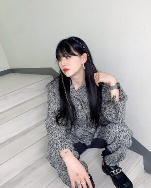 Isak Woo Instagram - 🤍

💇🏼‍♀️ @h_sr918 
💄 @soonsoo_in02 
👚 @madeboyhyup 
⭐️ @gimmetheyoung_official 

#스걸파 #파이널