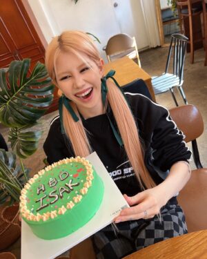Isak Woo Instagram - 행복했다 HBD 

너무 많은 축하와 사랑을 받은 행복한 생일이였어요!! 다시한번 
축하해주신 모든 분들 감사드립니다!! 사랑해요우😙💚알라뷰
#970302 #happy #isak #day #🥝 #💚