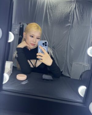 Isak Woo Instagram - In Manila🇵🇭🖤💖
 #BLACKPINK #bornpink #worldtour 
 #ygx