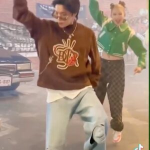 Isak Woo Instagram - 히비히비합💚 @uarmyhope @crush9244 
헤헤 정면샷 원츄,,,,,정면 원해여,,,,🫠☀️

RUSH HOUR DANCE PRACTICE 영상 보러가기이🤙🏻🫶🏻

 #rushhour #tiktok #crush #jhope #bts
