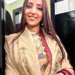 Ishita Arun Instagram - Studio lighting ho toh @prithvitheatre ke bathroom jaisi! . Outfit @archanajaju.in (love her ❤️) Jewelry - @amrapalijewels . . . . . . . . . . . . . . . . . . . . . . . . . . . . . . . . . . . . . . . . #amrapalijewels #prithvi #prithvitheatre #indian #kurti #suit #dupatta #brown #fashion #style #elegance #glam #traditional #vibes #look #ootd #glamlook #ishittaarun