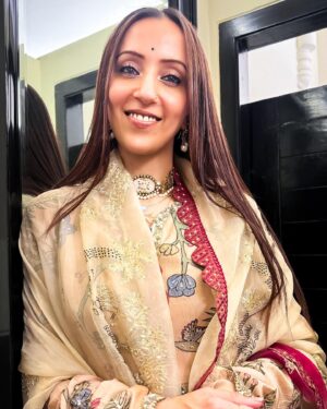 Ishita Arun Instagram - Studio lighting ho toh @prithvitheatre ke bathroom jaisi!
.
Outfit @archanajaju.in (love her ❤️)
Jewelry - @amrapalijewels
.
.
.
.
.
.
.
.
.
.
.
.
.
.
.
.
.
.
.
.
.
.
.
.
.
.
.
.
.
.
.
.
.
.
.
.
.
.
.
.
#amrapalijewels #prithvi #prithvitheatre  #indian #kurti #suit #dupatta #brown #fashion #style #elegance #glam #traditional #vibes #look #ootd #glamlook #ishittaarun
