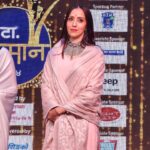 Ishita Arun Instagram - Thank you @mumbaitimes for inviting me to the Ma.ta Sanman Awards! The highlight of the evening was meeting the great Suman Kalyanpur. . . . . . . . . . . . . . . . . . . . . . . . . . . . . . . . . . . . . . . . . . . #matasanman #maharshtra #awards #awardshow #Matasanman #Maharashtratimes #marathi #actress #bollywood #fashion #celebrity #fyp #foryoupage #ishittaarun