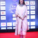 Ishita Arun Instagram - Thank you @mumbaitimes for inviting me to the Ma.ta Sanman Awards! The highlight of the evening was meeting the great Suman Kalyanpur. . . . . . . . . . . . . . . . . . . . . . . . . . . . . . . . . . . . . . . . . . . #matasanman #maharshtra #awards #awardshow #Matasanman #Maharashtratimes #marathi #actress #bollywood #fashion #celebrity #fyp #foryoupage #ishittaarun