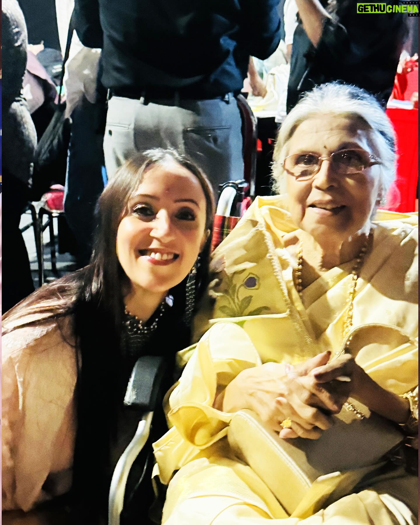 Ishita Arun Instagram - Thank you @mumbaitimes for inviting me to the Ma.ta Sanman Awards! The highlight of the evening was meeting the great Suman Kalyanpur. . . . . . . . . . . . . . . . . . . . . . . . . . . . . . . . . . . . . . . . . . . #matasanman #maharshtra #awards #awardshow #Matasanman #Maharashtratimes #marathi #actress #bollywood #fashion #celebrity #fyp #foryoupage #ishittaarun