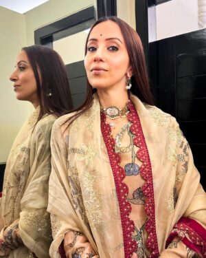 Ishita Arun Instagram - Studio lighting ho toh @prithvitheatre ke bathroom jaisi!
.
Outfit @archanajaju.in (love her ❤️)
Jewelry - @amrapalijewels
.
.
.
.
.
.
.
.
.
.
.
.
.
.
.
.
.
.
.
.
.
.
.
.
.
.
.
.
.
.
.
.
.
.
.
.
.
.
.
.
#amrapalijewels #prithvi #prithvitheatre  #indian #kurti #suit #dupatta #brown #fashion #style #elegance #glam #traditional #vibes #look #ootd #glamlook #ishittaarun