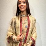 Ishita Arun Instagram - Studio lighting ho toh @prithvitheatre ke bathroom jaisi! . Outfit @archanajaju.in (love her ❤️) Jewelry - @amrapalijewels . . . . . . . . . . . . . . . . . . . . . . . . . . . . . . . . . . . . . . . . #amrapalijewels #prithvi #prithvitheatre #indian #kurti #suit #dupatta #brown #fashion #style #elegance #glam #traditional #vibes #look #ootd #glamlook #ishittaarun
