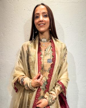 Ishita Arun Instagram - Studio lighting ho toh @prithvitheatre ke bathroom jaisi!
.
Outfit @archanajaju.in (love her ❤️)
Jewelry - @amrapalijewels
.
.
.
.
.
.
.
.
.
.
.
.
.
.
.
.
.
.
.
.
.
.
.
.
.
.
.
.
.
.
.
.
.
.
.
.
.
.
.
.
#amrapalijewels #prithvi #prithvitheatre  #indian #kurti #suit #dupatta #brown #fashion #style #elegance #glam #traditional #vibes #look #ootd #glamlook #ishittaarun