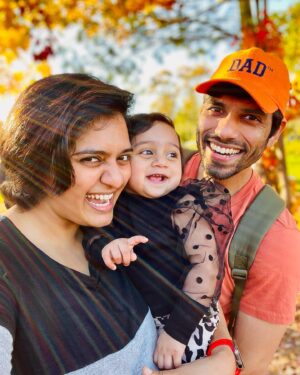 Iswarya Prabakar Instagram - Pumpkin season with my little munchkin 🎃🖤✨
•
#fallcolors #pumpkinpatch #kalki #ipk #11monthsold #cutiepieseries #pumpkin #fallseason #familygoals #iceicebaby #sundayfunday