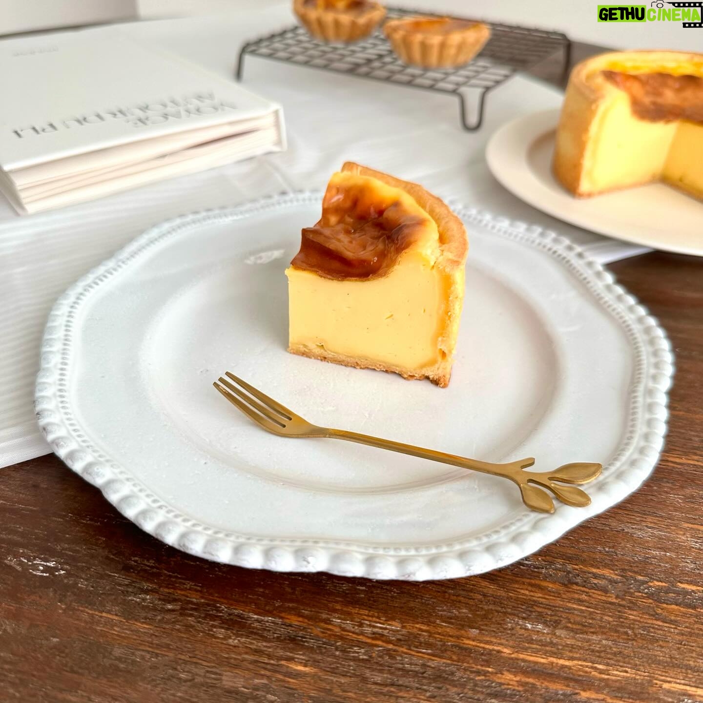 Ito Ohno Instagram - カスタードタルト🥧 浅いタルト型ではなく深底で焼いてみたけれど、 食べすぎてしまってます😵💫 #カスタードタルト #フラン #flanpatissier #手作りお菓子