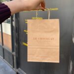 Ito Ohno Instagram – フレンチやチョコ好きの私にとって、神さまのような存在のアランデュカスさん。アランさんのレシピ本を読むほど大ファンなのですが、@lebiscuitalainducasse へ立ち寄ったとき、アランさんがお店でお菓子教室を開いていらして「ついこの間まで大阪と京都にいたんだよ」と話してくださいました。また行けますように。夢の中にいるようなひととき、ありがとうございました🍫
