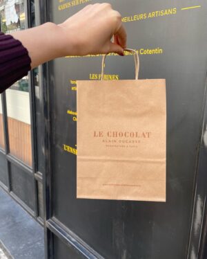 Ito Ohno Instagram - フレンチやチョコ好きの私にとって、神さまのような存在のアランデュカスさん。アランさんのレシピ本を読むほど大ファンなのですが、@lebiscuitalainducasse へ立ち寄ったとき、アランさんがお店でお菓子教室を開いていらして「ついこの間まで大阪と京都にいたんだよ」と話してくださいました。また行けますように。夢の中にいるようなひととき、ありがとうございました🍫