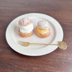 Ito Ohno Instagram - 蓋付きのシュークリーム🧁 見た目に拘りたく、クリーム盛ってみました。 右はカスタードクリームで、左はカスタード＋生クリームです。一人でパクパク食べてしまった！(o_o) #シュークリーム #手作りお菓子