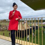 Ito Ohno Instagram - フジテレビ「セノビタビ」 明日土曜4時半から放送です。 日本では味わえないちょっと背伸びしたパリの旅になっています。 美味しいレストランやスイーツを食べながら、感動する時間を過ごしました 最後は凱旋門賞を観戦してきました。日本とは違う空気の中でのレースは忘れられません。 頭の帽子はソワソワしたけど💦 いざ現地に行くと忘れるくらい 皆さん大きな帽子をつけられていました👒✨ ぜひご覧ください🇫🇷🐴🥖 #セノビタビ #凱旋門賞 #ステイフーリッシュ #タイトルホルダー #ディープボンド #ドウデュース 衣装 dress @paulekajapan shoes @mimi33_official