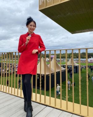 Ito Ohno Instagram - フジテレビ「セノビタビ」
明日土曜4時半から放送です。
日本では味わえないちょっと背伸びしたパリの旅になっています。
美味しいレストランやスイーツを食べながら、感動する時間を過ごしました
最後は凱旋門賞を観戦してきました。日本とは違う空気の中でのレースは忘れられません。
頭の帽子はソワソワしたけど💦
いざ現地に行くと忘れるくらい
皆さん大きな帽子をつけられていました👒✨
ぜひご覧ください🇫🇷🐴🥖
#セノビタビ
#凱旋門賞 
#ステイフーリッシュ
#タイトルホルダー
#ディープボンド 
#ドウデュース

衣装
dress @paulekajapan 
shoes @mimi33_official