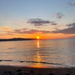 Ito Ohno Instagram – 夕日が、海面に照らされて、
こちらの砂浜まで真っ直ぐ綺麗に届いていて
この線の上を歩きたくなりました🌞
#夕日
#お仕事の合間に