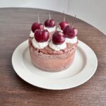 Ito Ohno Instagram - アメリカンチェリーのムースショコラケーキ、手作りしました🍒美味しいと言ってもらえたよ☺️ #手作りお菓子 #ムースショコラケーキ #断面はチェリーコンポートも挟んでます