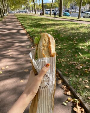 Ito Ohno Instagram - フランスで、バケットサンド片手に、道を歩く。
念願叶いました😽✨

夕食後に食べたチーズケーキはトロトロでした。

どちらもとっても美味しかった🫶
ご馳走さまでした。
#フランス
#パリ 
#撮影の合間に

衣装
コートandワンピース @toryburch