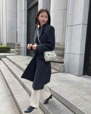 Ito Ohno Instagram - おでかけ👾
#前髪つくりました ♡

coat @beautifulpeople_officialsite 
bag @polene_paris 
Merci！polene_paris