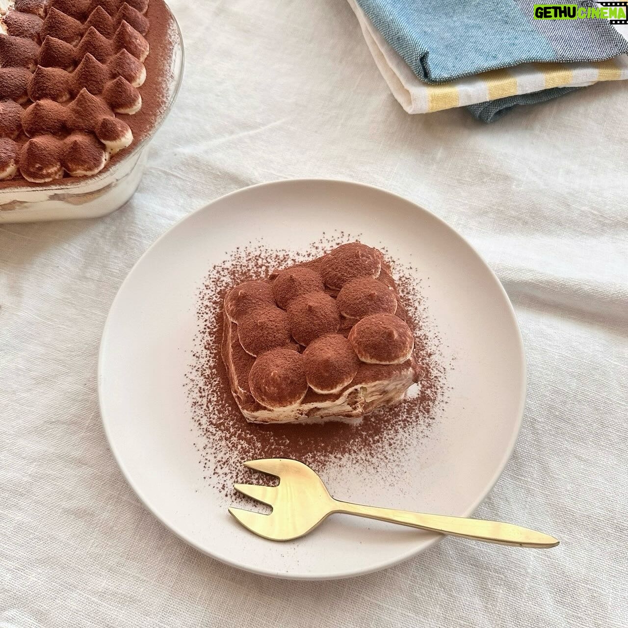 Ito Ohno Instagram - ティラミスと、ティラミスケーキ作りました。 最近、コーヒー味のお菓子に目覚めております…☕️ 皆さんはどっち派ですか?🥹 よかったら教えてください🕊️ #ティラミス #ティラミスケーキ #手作りお菓子