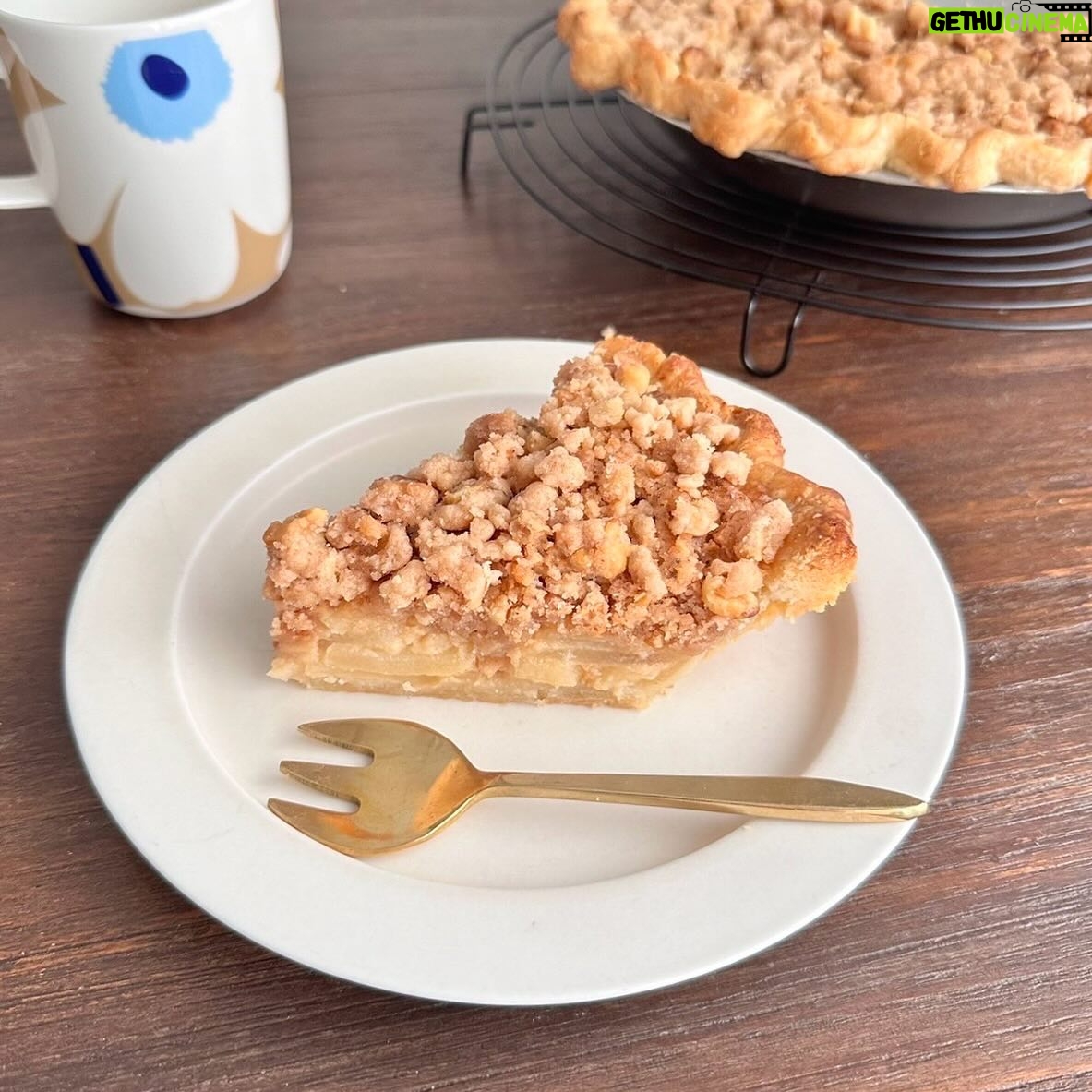 Ito Ohno Instagram - クランブルたっぷりのせアップルパイ🥧🍎 大好きな味に仕上がりました。☺️ これはいろんな場面で振る舞いたいな🌷 #クランブルアップルパイ #手作りお菓子
