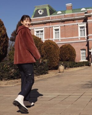 Ito Ohno Instagram - ナディアさんと☺️🤍

👗🤍
white coat: @casa_fline
dress: @emmi.jp
bag: @anteprimaofficial
・
all: @casa_fline

#日本遺産ストーリーズ