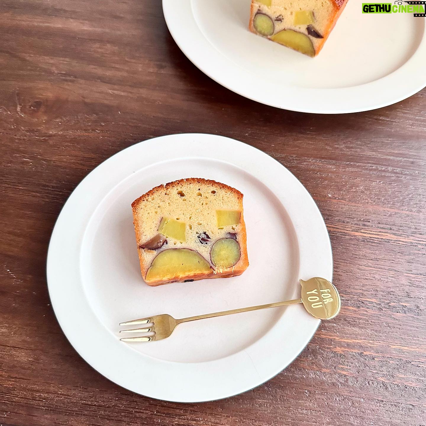 Ito Ohno Instagram - さつまいもと栗のブランデーケーキ作りました🍠 さつまいもと栗は大大好きな食材。 周りにもブランデーをたっぷり塗っているので、 洋酒好きの人に食べていただきたいです☺️ #ブランデーケーキ #さつまいもパウンドケーキ #手作りお菓子