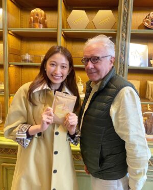 Ito Ohno Instagram - フレンチやチョコ好きの私にとって、神さまのような存在のアランデュカスさん。アランさんのレシピ本を読むほど大ファンなのですが、@lebiscuitalainducasse へ立ち寄ったとき、アランさんがお店でお菓子教室を開いていらして「ついこの間まで大阪と京都にいたんだよ」と話してくださいました。また行けますように。夢の中にいるようなひととき、ありがとうございました🍫